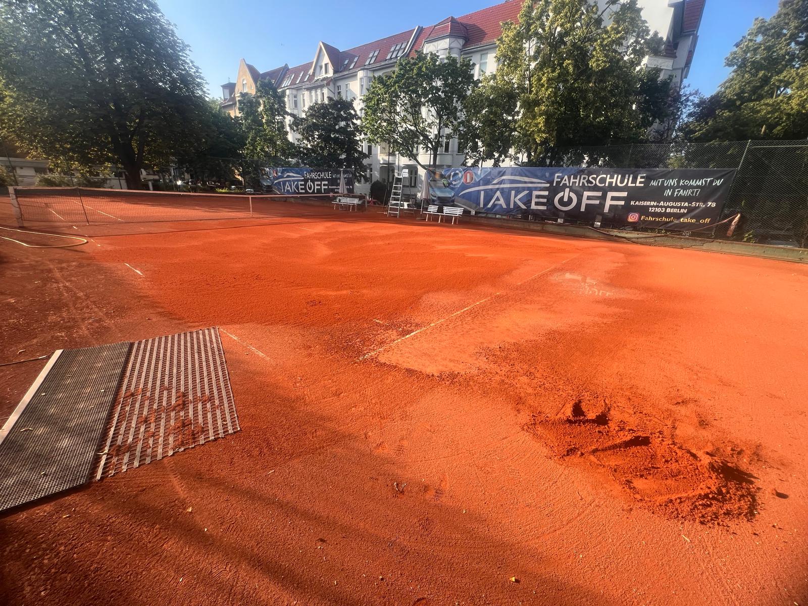 Fachgerechte Tennisplatzpflege