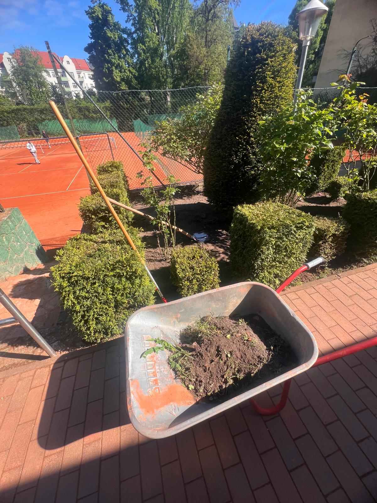 Gartenarbeiten im Tennisclub